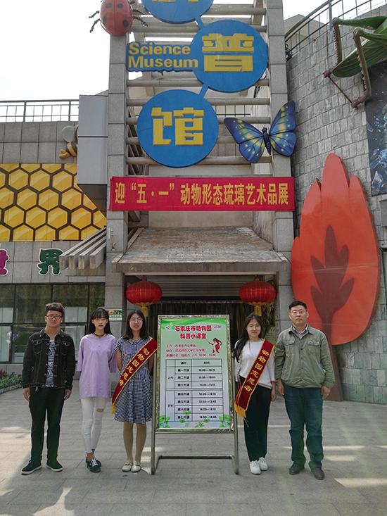 珍宝萌宠金丝猴、活泼机灵小猕猴……动物们有哪些秘密和故事呢?为普及野生动物科普知识,提高市民保护野生动物意识,为进一步营造安全文明游园的良好氛围。自5月12日起,石家庄市动物园科普馆新开办了“动物科普小课堂”,截止目前,共举办了3期,活动得到了广大游客的一致好评。石家庄市动物园作为全国科普教育基地,不断创新,切实服务于公众科学素质提高、发挥社会公益事业职能。