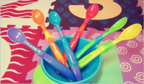 几个月宝宝会用勺子 -8689518433965423596.jpg